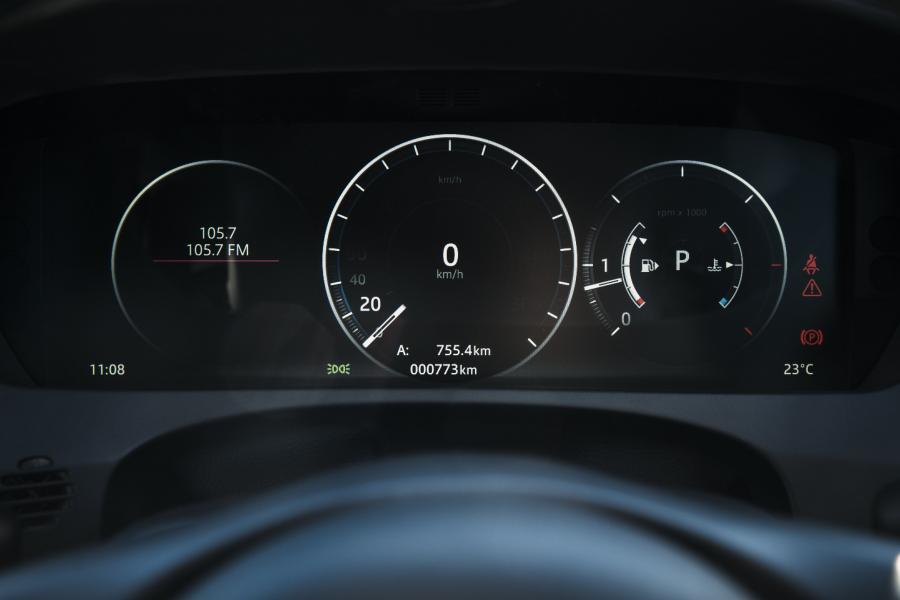 Панель приборов Jaguar F-Pace 30d AWD Portfolio 2016 года  (AU) (фото 4 из 9)